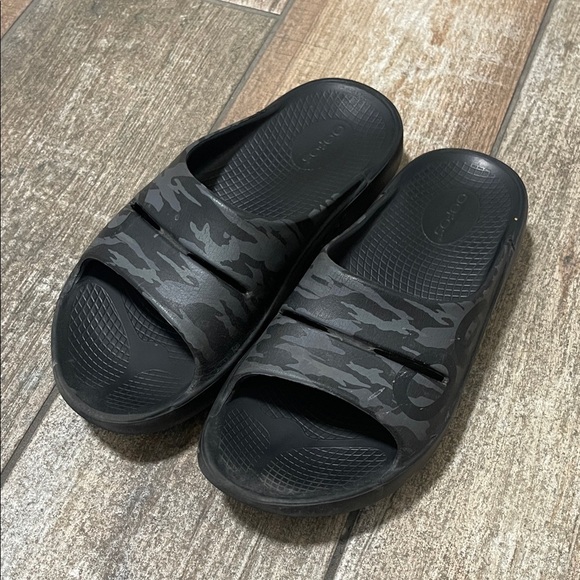 OOFOS Black and Gray Slide Sandals Camo Womens 8 - Picture 1 of 6